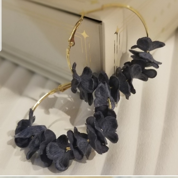 2 for $20 🍍 Floral Hoop Earrings - Picture 3 of 4